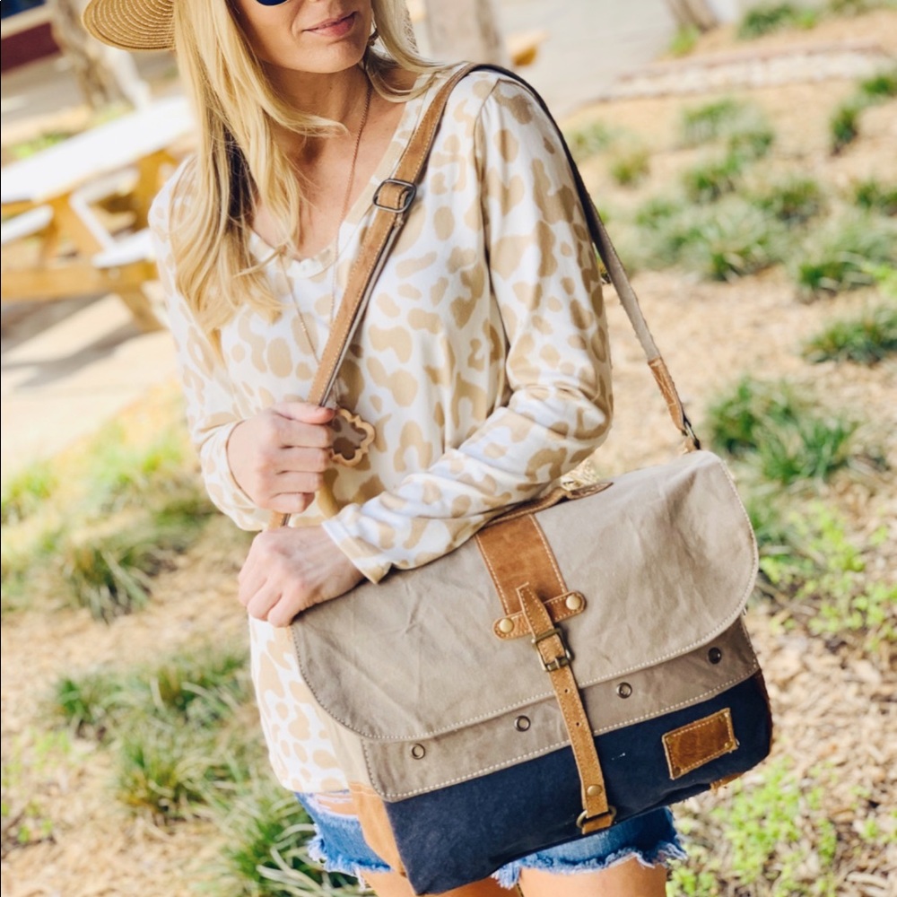 FLAPOVER MESSENGER BAG - Picture 2 of 9